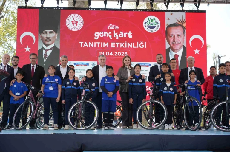 Bakan Bak: "Lütfen çocuklarınızla konuşun, çocuklarınıza sarılın, çocuklarınıza sevginizi aktarın" 