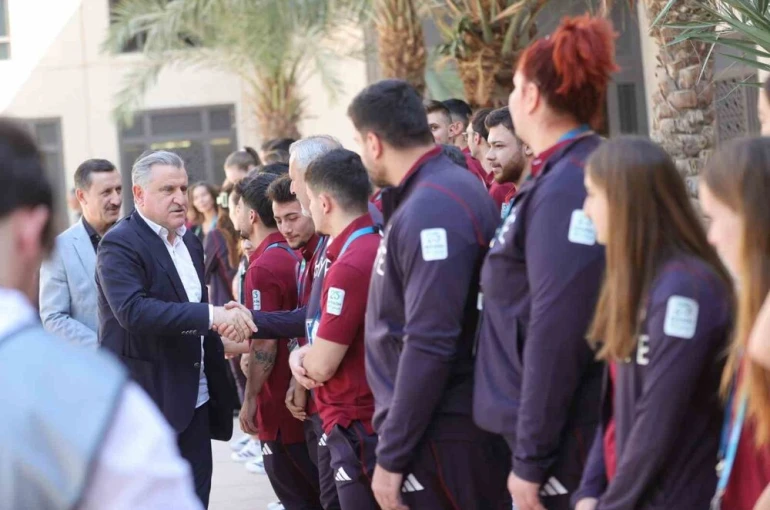 Bakan Bak, Suudi Arabistan’da milli sporcularla bir araya geldi 
