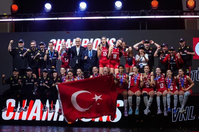Bakan Bak’tan Milletler Ligi şampiyonu Filenin Sultanları’na tebrik 