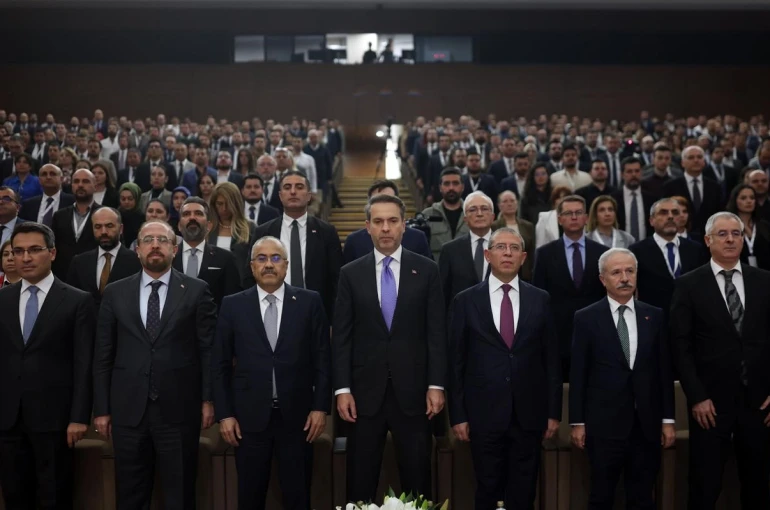 Bakan Bayraktar: "Enerjide bağımsız bir Türkiye hedefinde en önemli görev enerji uzmanlarına düşüyor"