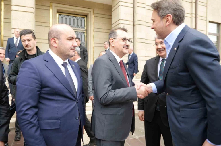Bakan Bayraktar Eskişehir Valiliğini ziyaret etti 
