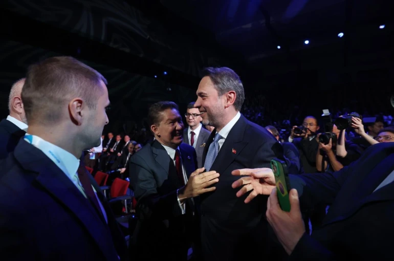 Bakan Bayraktar, Rusya’da doğal gaz mesajı verdi 