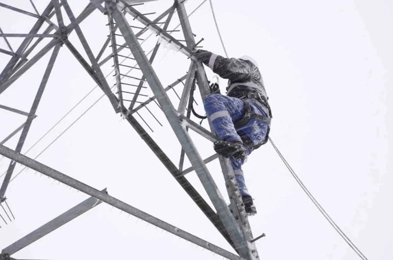 Bakan Bayraktar: "Vatandaşlarımıza kesintisiz enerji akışı sağlamak için ekiplerimiz 7 gün 24 saat sahada" 