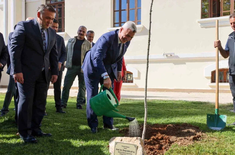 Bakan Bolat, Bilecik Valiliği bahçesinde adını taşıyan çınar fidanını dikerek can suyu verdi