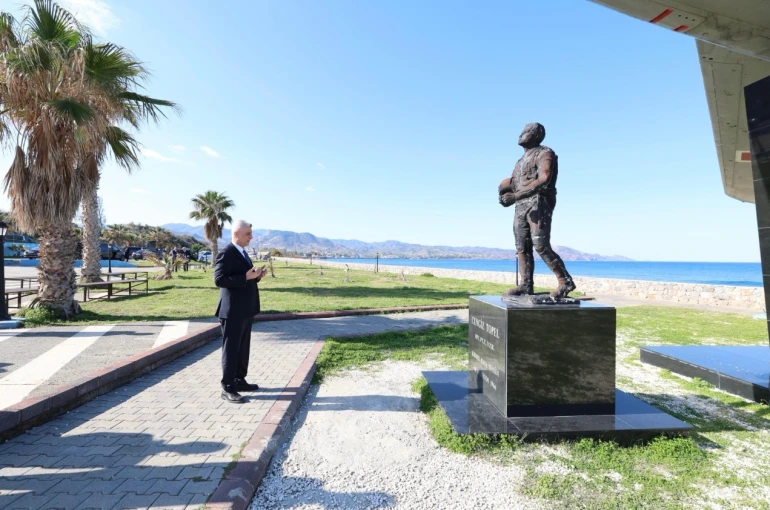 Bakan Bolat, KKTC’de şehit Yüzbaşı Cengiz Topel’in anıtını ziyaret etti