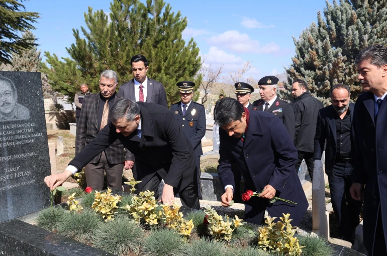 Bakan Çiftçi, Neşet Ertaş'ın kabrini ziyaret etti