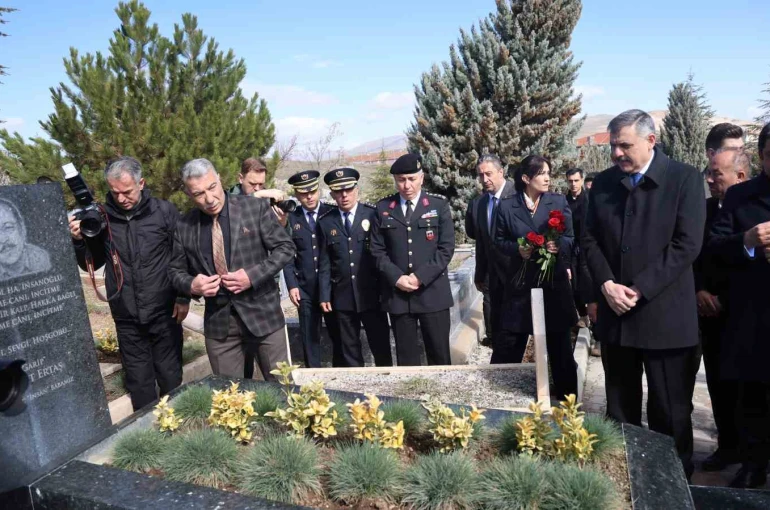 Bakan Çiftçi, Neşet Ertaş’ın kabrini ziyaret etti