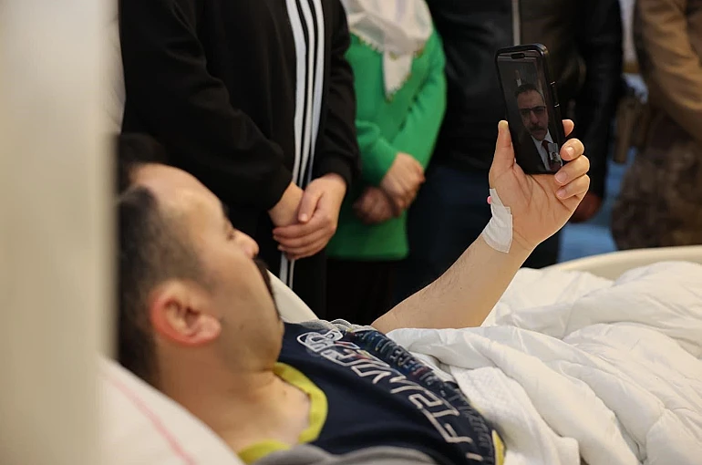 Bakan Çiftçi, operasyonda yaralanan özel harekat polisiyle görüntülü konuştu 