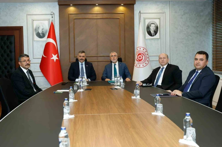 Bakan Çiftçi: "(Toplum Yararına Programları) 81 ilimizin valiliklerine toplam 30 bin kontenjan tahsis edilecek"