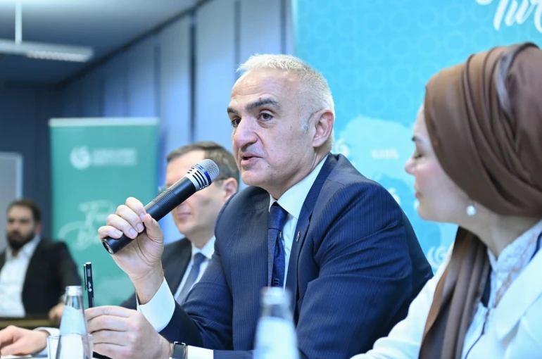 Bakan Ersoy, Berlin’de Türkçe öğrenen gençlerle buluştu 