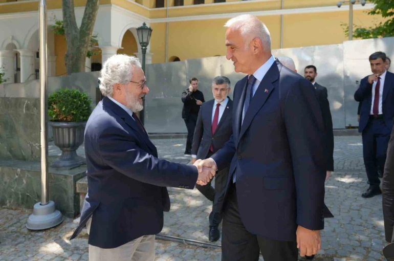 Bakan Ersoy, İslam Kültür, Sanat ve Tarih Araştırma Merkezi’nin çalışmalarını inceledi 
