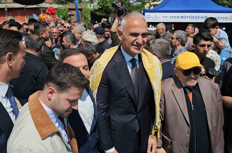 Bakan Ersoy Nazilli’de festival açılışına katıldı 