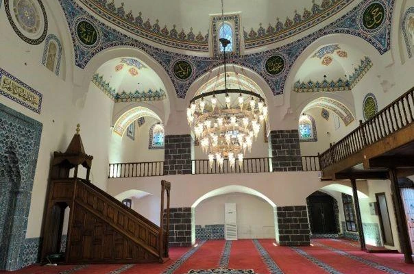 Bakan Ersoy: "Üç tarihi cami yeniden ibadete açılıyor"