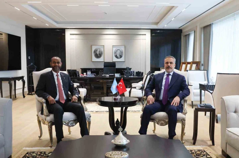 Bakan Fidan, Somali Limanlar ve Deniz Ulaştırma Bakanı Nur ile bir araya geldi 