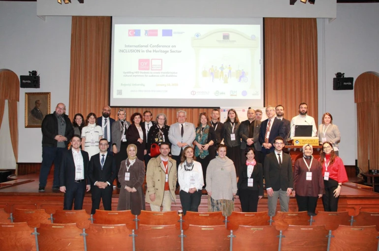 Bakan Göktaş, Batman'da gençlerle "Kabe'de Hacılar Hu Der" ilahisine eşlik etti