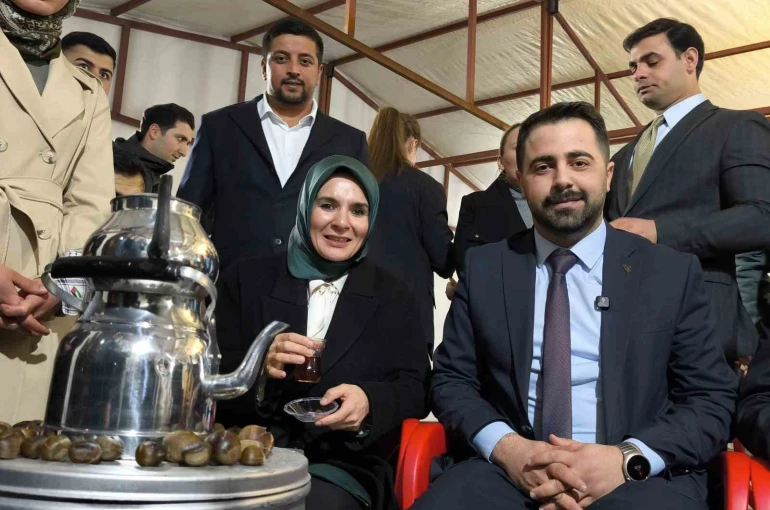 Bakan Göktaş, Batman’da gençlerle "Kabe’de Hacılar Hu Der" ilahisine eşlik etti 