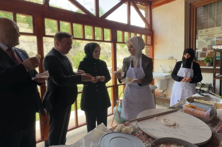Bakan Göktaş, Erzincan’da kadın kooperatifinde gözleme pişirip ikram etti 