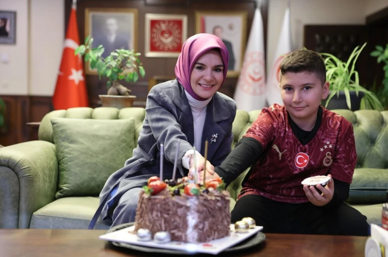 Bakan Göktaş şehidin oğlunun doğum gününü bakanlıkta kutladı