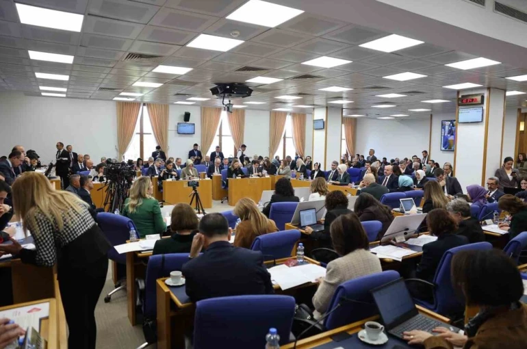 Bakan Göktaş: "Sosyal medya kullanımına yönelik yaş sınırı düzenlemesi üzerinde titizlikle çalışıyoruz" 