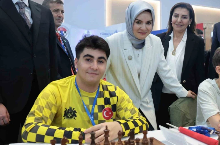 Bakan Göktaş, Türkiye Yıldızlar Satranç şampiyonu olan Topuz’u tebrik etti 