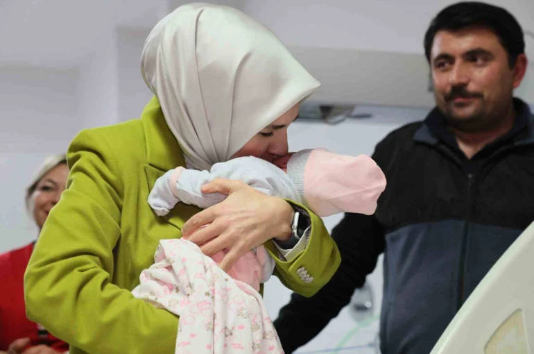 Bakan Göktaş, yeni doğan bebekler ve ailelerini ziyaret etti