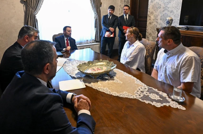 Bakan Gürlek, yorgun merminin isabet etmesi sonucu hayatını kaybeden Emir Yuşa’nın ailesiyle bir araya geldi 