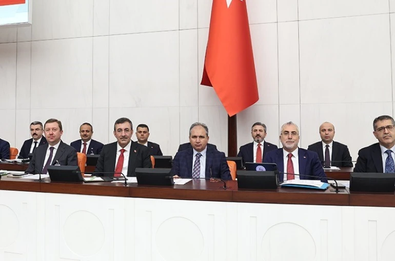 Bakan Işıkhan: "Asgari ücret miktarının çalışanlarımızın gelirlerini enflasyona ezdirmeyecek şekilde belirlenmesi için çalışmalarımızı sürdüreceğiz" 