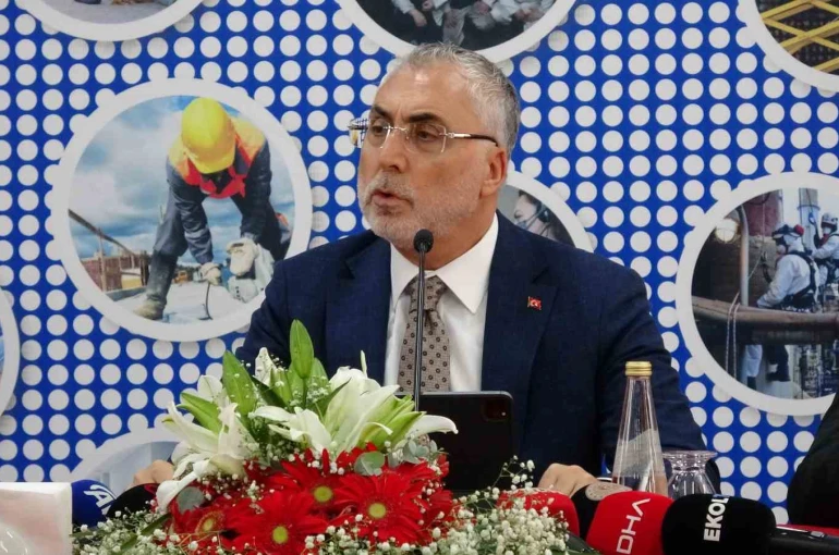 Bakan Işıkhan: "Birileri parti binalarında koltuk kavgası yaparken biz Türkiye’yi adım adım dolaşıyoruz" 