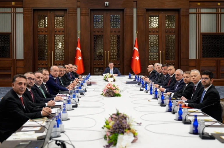 Bakan Işıkhan: "Sürdürülebilir büyümeyi hedefleyen ekonomi programımızı kararlılıkla uygulamaya devam edeceğiz"