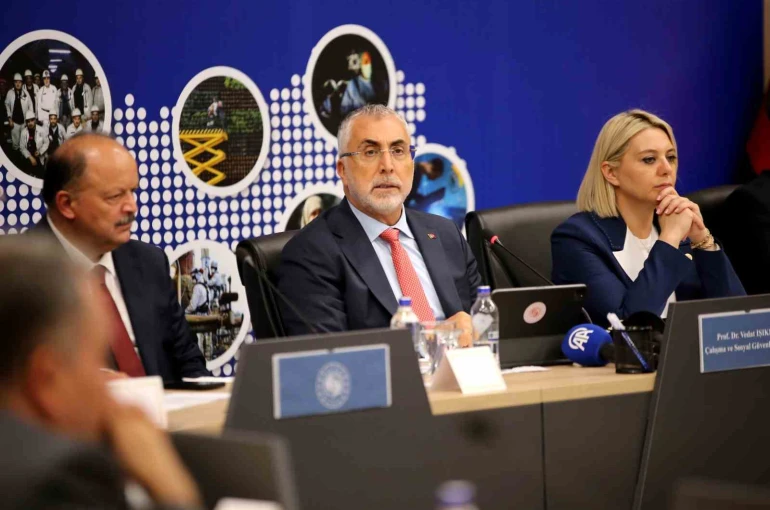 Bakan Işıkhan: "‘Türkiye bu badireyi asla atlatamaz’ diyenlere inat her seferinde küllerimizden yeniden doğmasını bildik" 