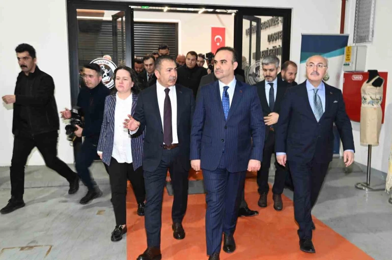 Bakan Kacır, DTO’nun Teknik Tekstil Merkezini inceledi 