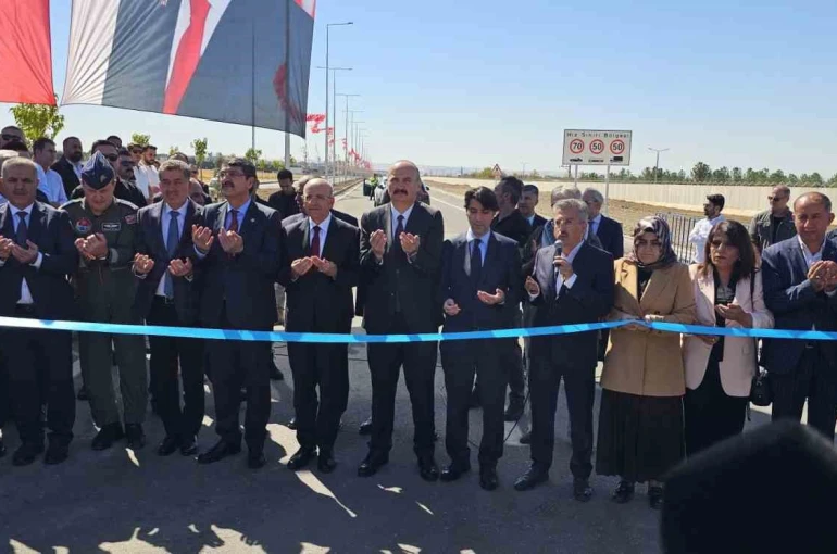 Bakan Şimşek önce yolu açtı, sonra TOGG ile geçti 