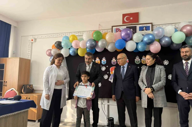 Bakan Tekin, Ağrı’da öğrencilerin karne heyecanına ortak oldu