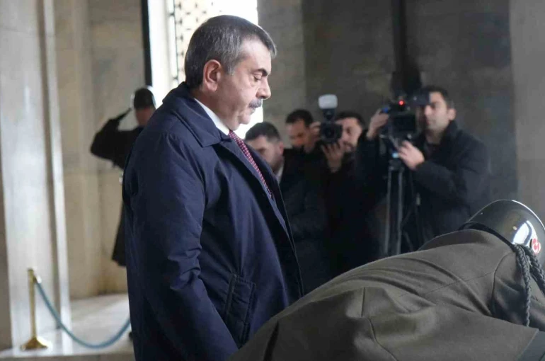 Bakan Tekin: "Dünya çok hızlı değişiyor, insan değişiyor, biz de bu değişimi anlamlandırmakla mükellef olan bir mesleğin mensuplarıyız" 