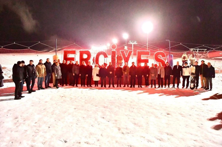 Bakan Tekin, Erciyes’te kayakseverlerle bir araya geldi 