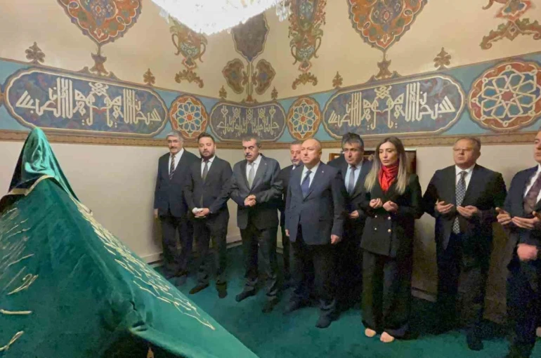 Bakan Tekin, Hacı Bektaş-ı Veli’nin kabrini ziyaret etti 