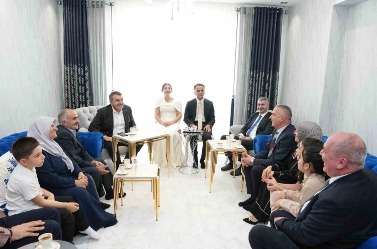 Bakan Tekin nişan törenine katıldı 