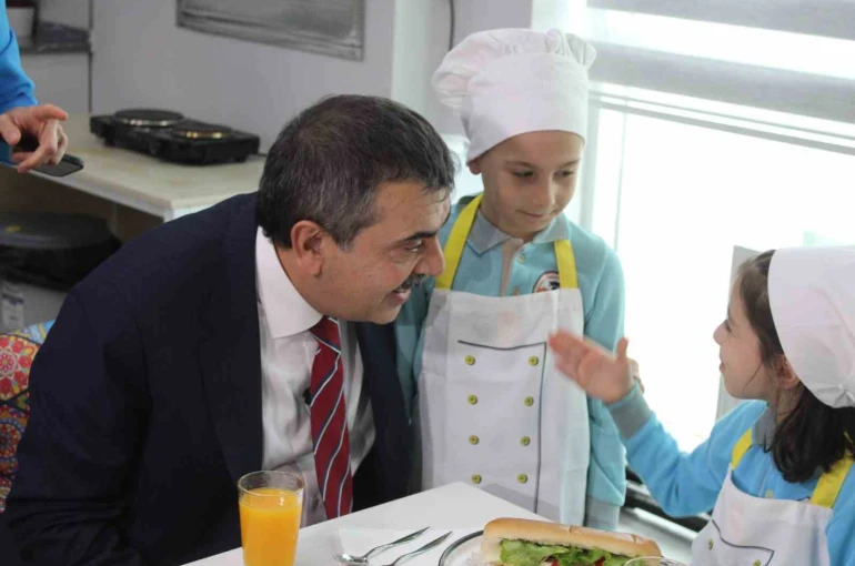 Bakan Tekin’den Aydınlı miniklere halı saha sözü