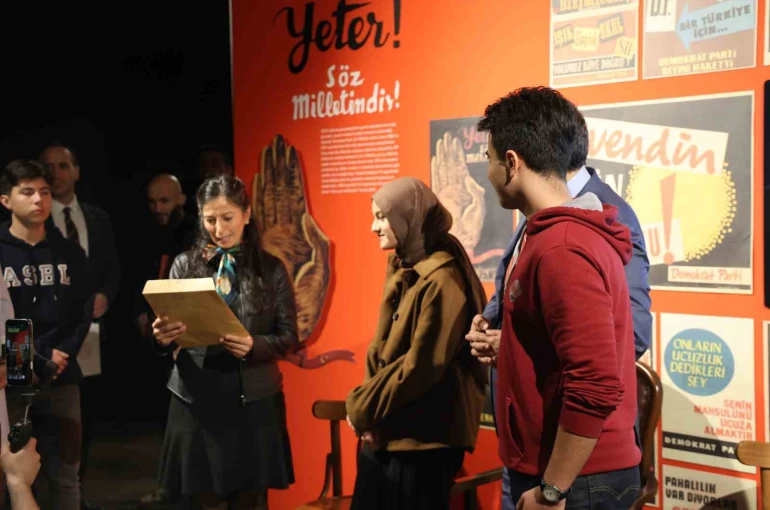 Bakan Tekin’den, Fadime öğretmene doğum günü sürprizi 