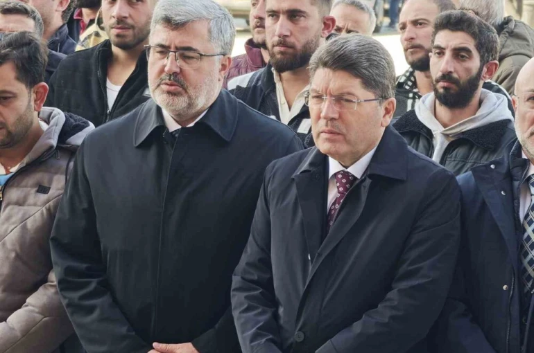 Bakan Tunç vefat eden vatandaşların cenaze törenlerine katıldı 