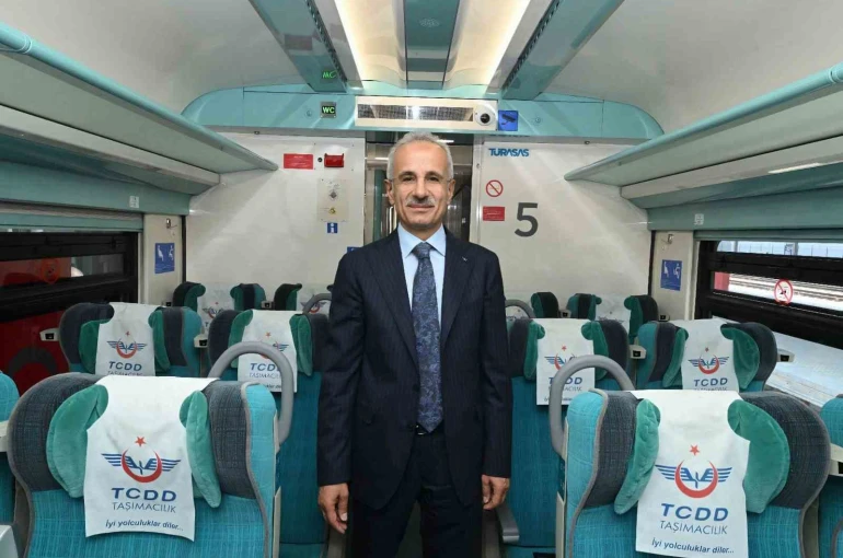 Bakan Uraloğlu: "16 Ocak-1 Şubat tarihlerinde ana hat ve bölgesel trenlerimize toplam 408 vagon ilaveyle 20 bin 160 kişilik ilave koltuk kapasitesi sağlayacağız" 