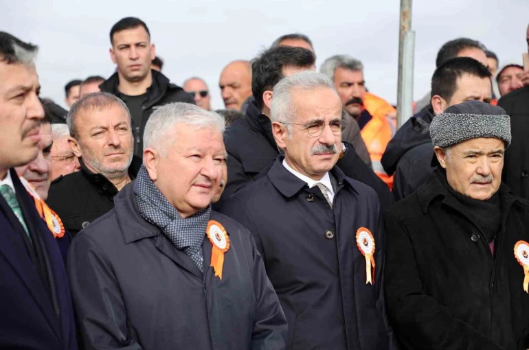 Bakan Uraloğlu: "Bölünmüş yol ağını 30 bin kilometrenin üzerine çıkarmanın gururunu yaşıyoruz" 