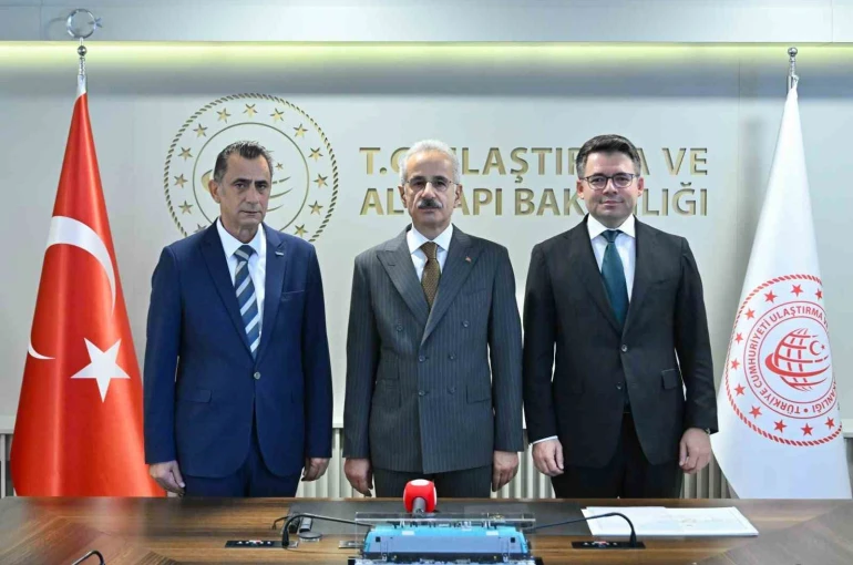 Bakan Uraloğlu: "E5000 lokomotifimiz, Avrupa Birliği Sertifikasyonu olan TSI’ya sahip oldu" 