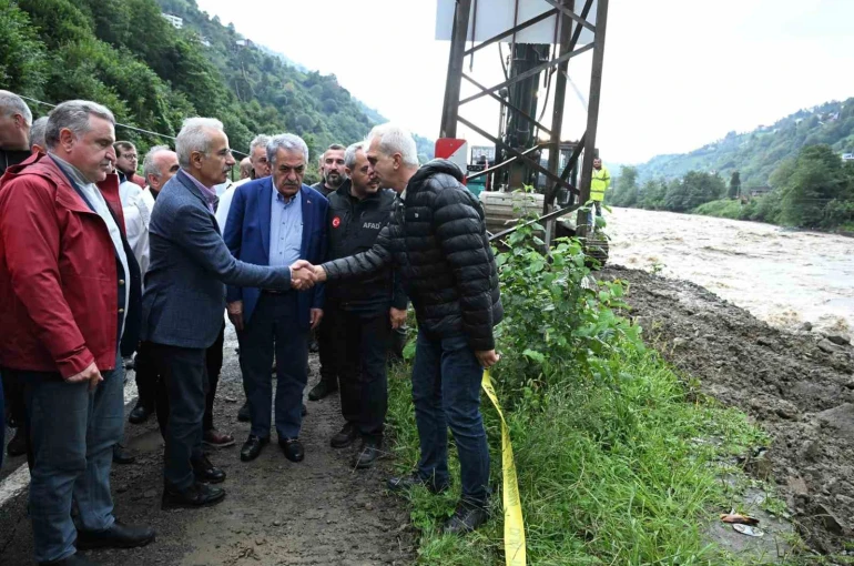 Bakan Uraloğlu: "(Rize’de meydana gelen sel) Yollarımızı en kısa sürede güvenli hale getirmek için aralıksız çalışıyoruz" 