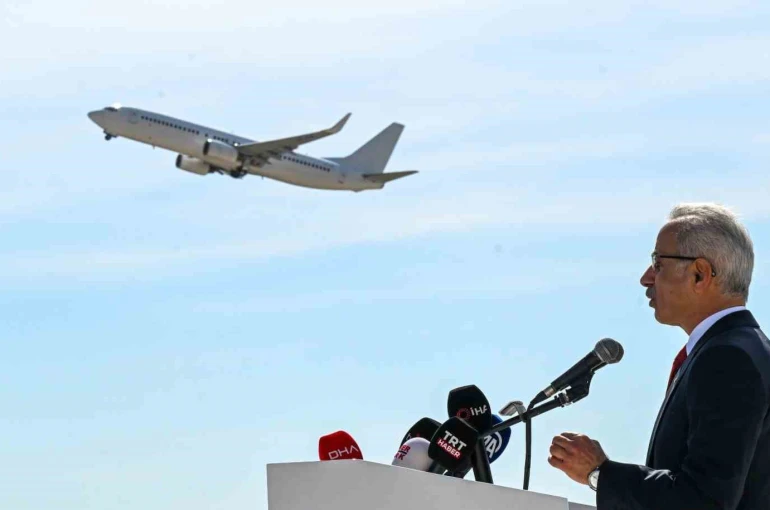 Bakan Uraloğlu: "Son 24 yılda havalimanlarımızın yıllık yolcu kapasitesini 55 milyondan 397,4 milyonun üzerine çıkardık" 