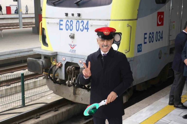 Bakan Uraloğlu: "Turistik Doğu Ekspresi’nin yeni sezonunda 10 bin 800 seyahat tutkununa Anadolu’nun büyüsünü yaşatacağız" 
