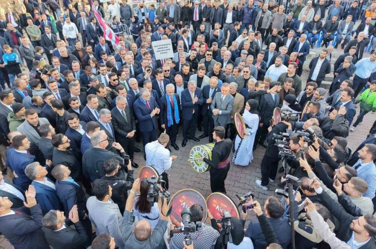 Bakan Uraloğlu ve Işıkhan Midyat Belediyesini ziyaret etti 