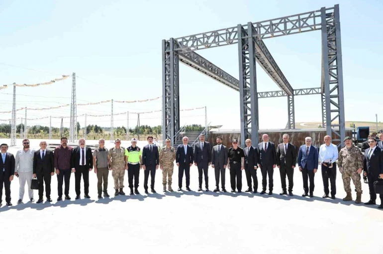 Bakan Yardımcısı Çelik, Malazgirt Zaferi etkinliklerinin yapılacağı alanı inceledi 