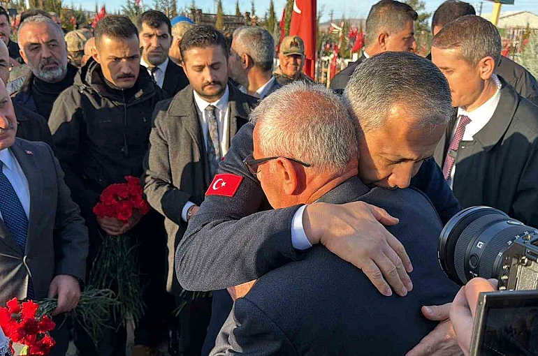 Bakan Yerlikaya, deprem şehitliğini ziyaret etti 