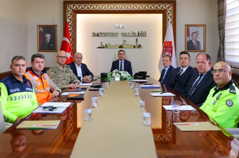 Bakan Yerlikaya ve Uraloğlu, valilerle VKS üzerinden toplantı yaptı